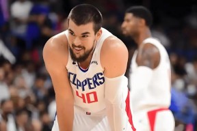 爱游戏中国-包含赛地聚焦：NBA季后赛冲刺阶段热度飙升，纽约尼克斯伤情更新，质疑声仍在，心理建设被强调的词条